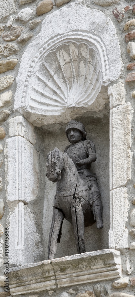 Statue de Saint Georges à Pérouges, Ain, France