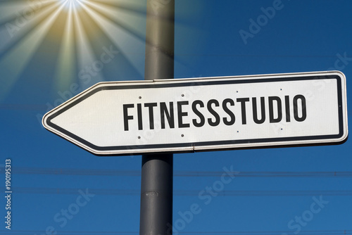 Eine Tafel mit einem Hinweis auf Fitnessstudio
