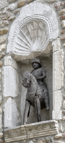 Statue de Saint Georges à Pérouges, Ain, France
