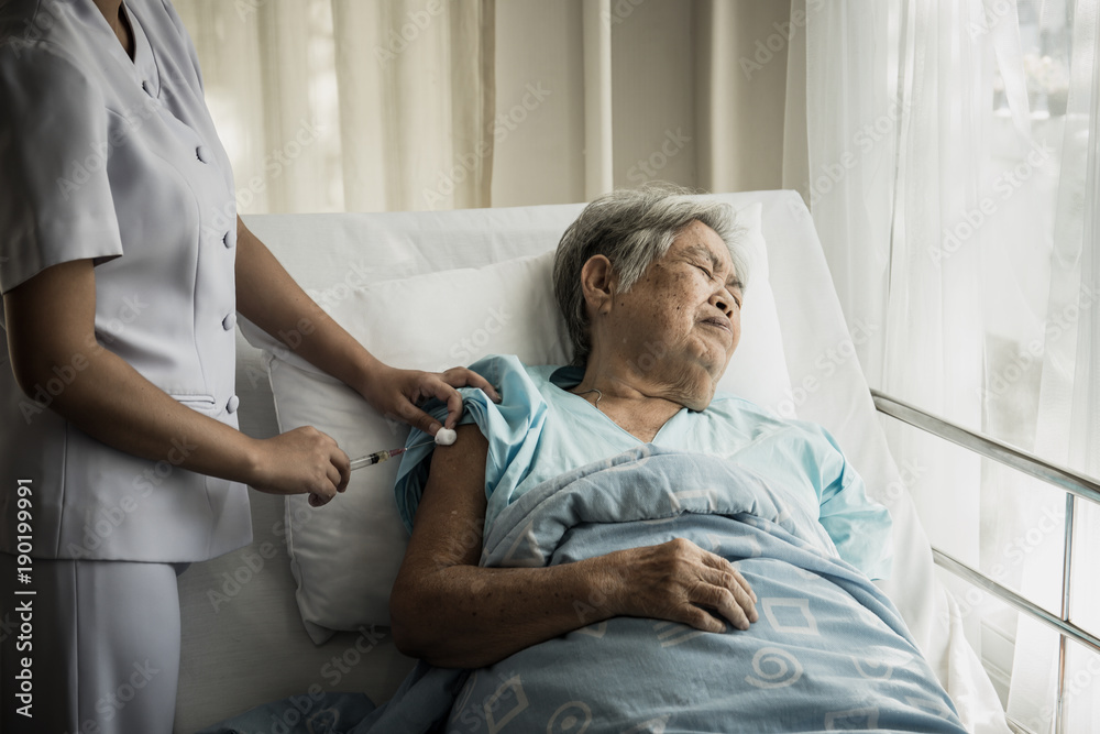 Obraz premium Nurse injections for elderly patients admitted to hospital.