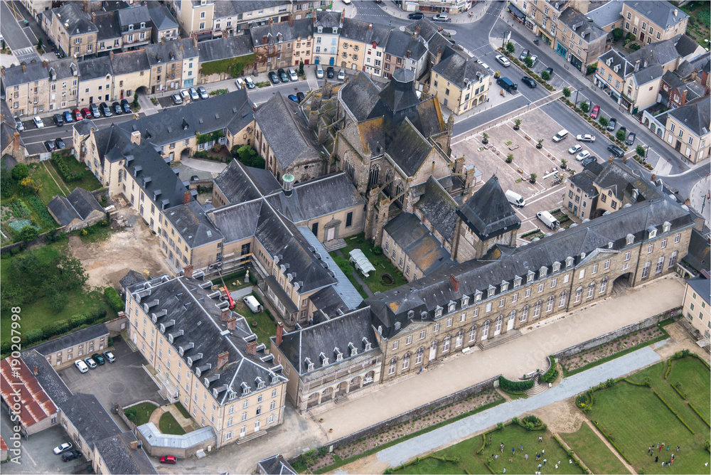 Photo aérienne du château d'Evron dans la Mayenne en France