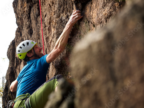 Kletterer am Felsen in schwerer Route