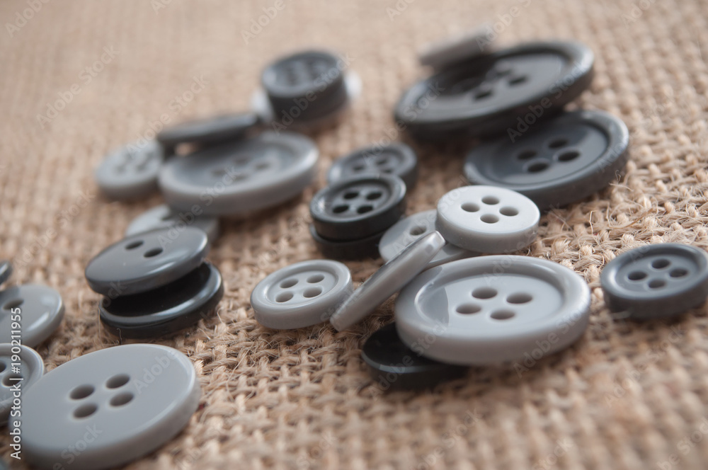 boutons de couture de couleur grise sur toile de jutte boutons de couture de couleur grise sur toile de jutte