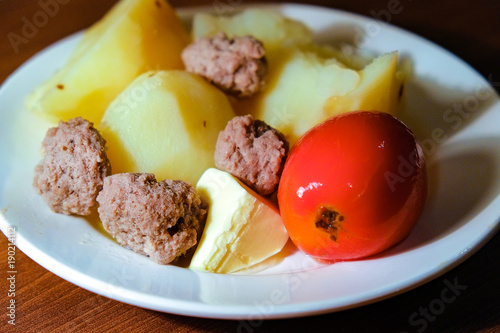 potatoes with meat and tomato