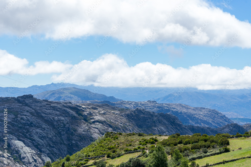 Obraz premium Cloudy mountain landscape