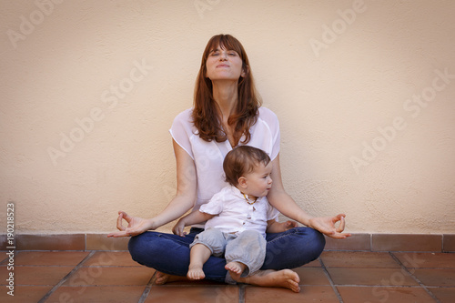 Photos made haciendo yoga con su hija