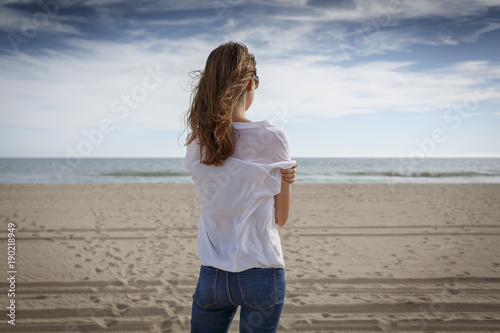 Mujer joven en la playa