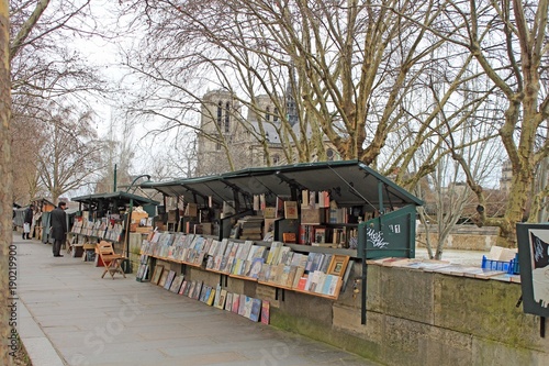 Paris bouquiniste sur les quais de Seine photo