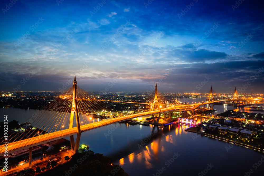 Fototapeta premium Bhumibol bridge at dusk