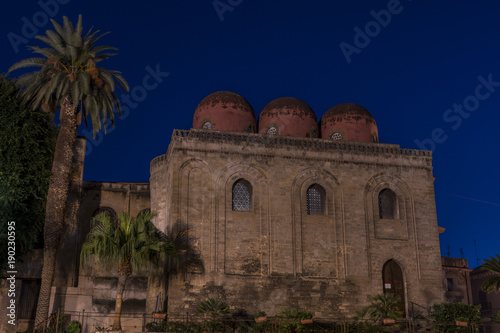 Vista notturna della chiesa di San Cataldo, città di Palermo IT