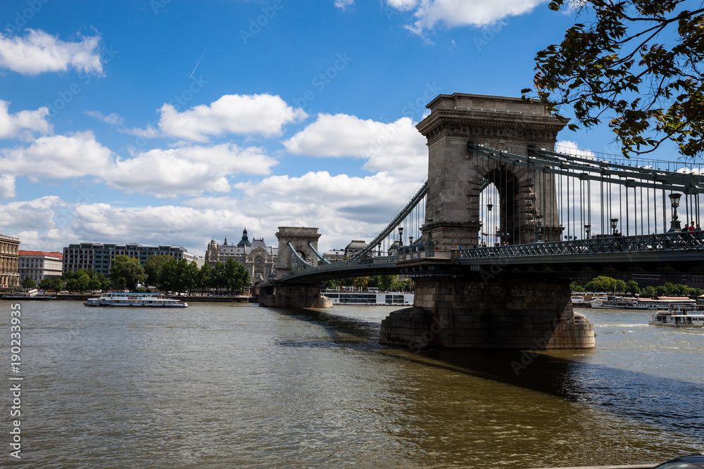Obraz premium Chain bridge scenic summer view