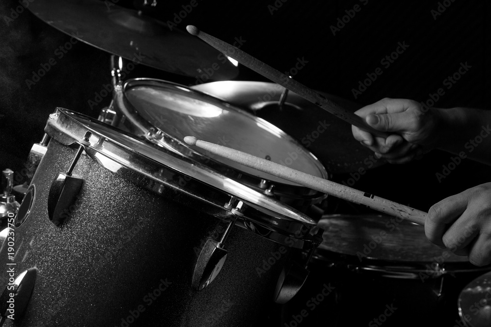 Obraz premium The man is playing drum set.