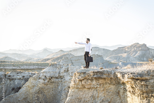 Hombre buscando su destino
