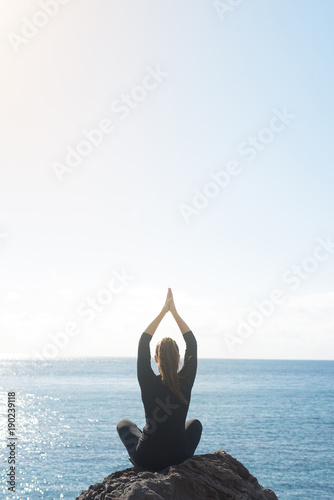 Haciendo yoga en plena naturaleza