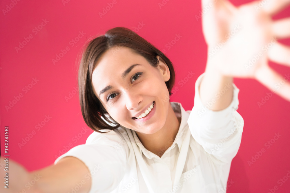 手を広げて迎える若い女性 好き ハグのイメージ Stock 写真 Adobe Stock 手を広げて迎える若い女性 好き ハグのイメージ Stock 写真 Adobe Stock