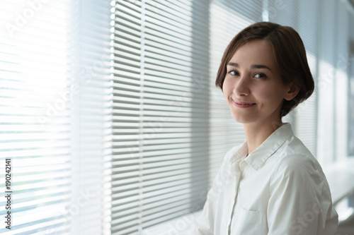 ショートヘアーの笑顔の女性 Free Download ショートヘアーの笑顔の女性 - GFXLoad