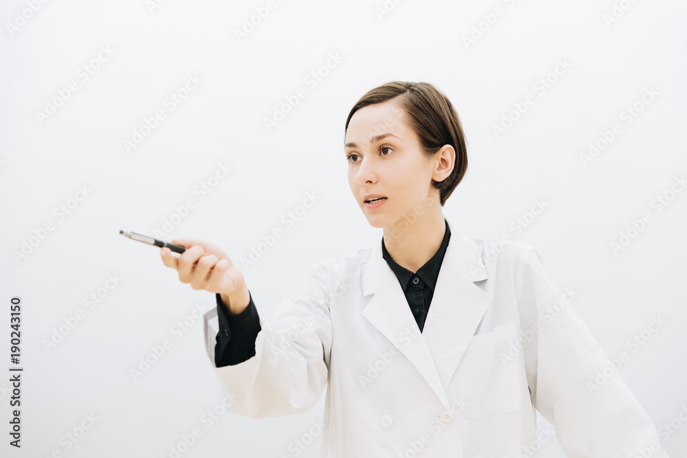 指摘をする白衣の女性 医者 研究者 学者 Stock Photo Adobe Stock