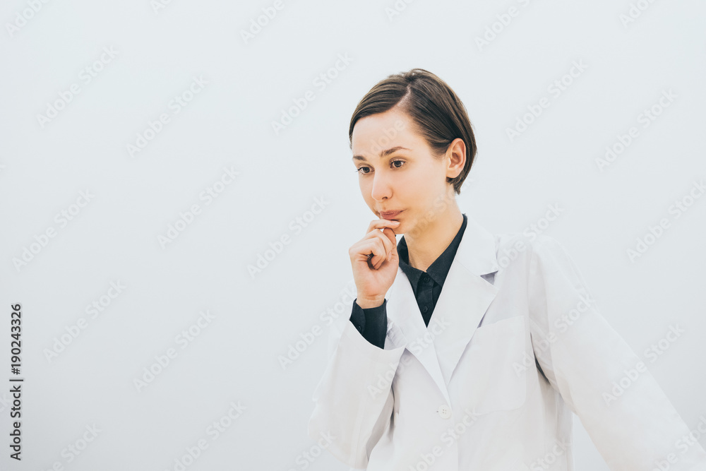 考えるショートヘアーの女性(白衣着用) 考えるショートヘアーの女性(白衣着用)