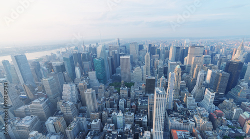 Fototapeta NOWY JORK, PAŹDZIERNIK - 25, 2015: Widok z lotu ptaka miasto linia horyzontu. Miasto przyciąga co roku 50 milionów ludzi