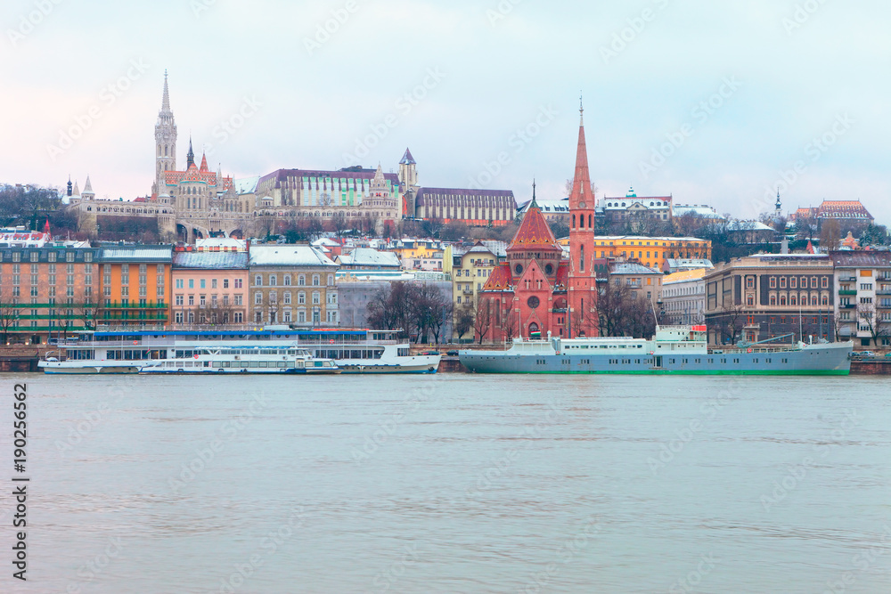 Obraz premium Budapest skyline view from Danube river, Hungary, Europe