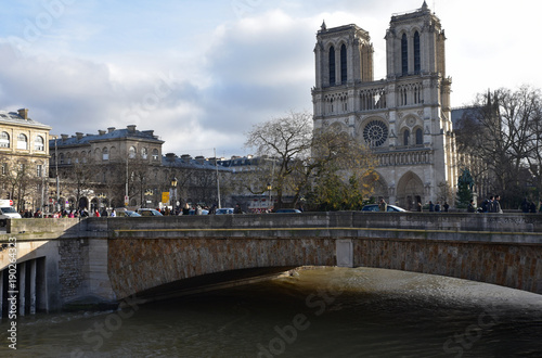 Seine en crue devant Notre-Dame à Paris, France