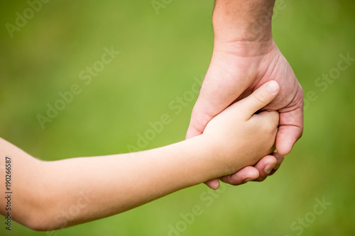 Vater und Sohn Hand in Hand © Robert Kneschke