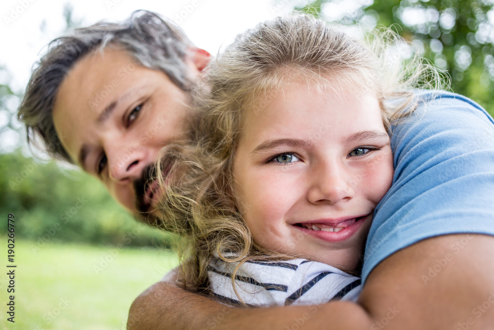 Vater und Tochter umarmen sich Vater und Tochter umarmen sich