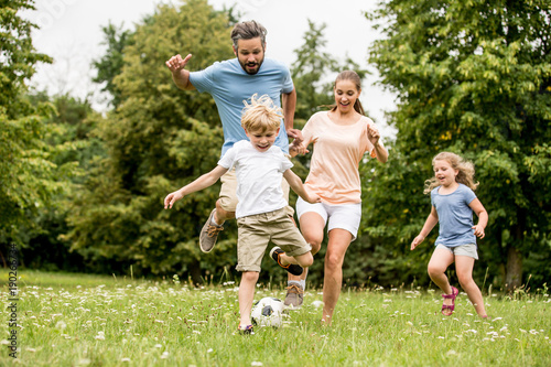 Familie spielt Fußball in der Freizeit photo