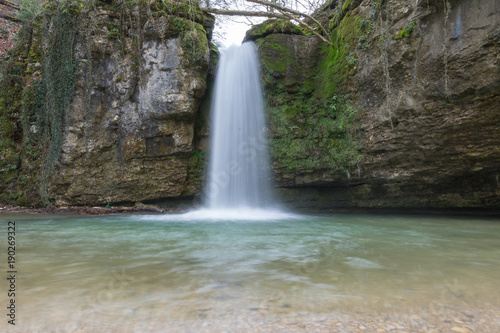 Fototapeta Naklejka Na Ścianę i Meble -  Wasserfall mit See und Steinwand