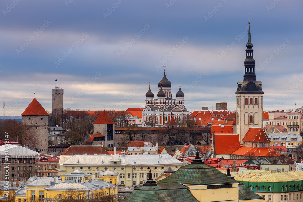 Fototapeta premium Tallinn. Wzgórze Toompea o zachodzie słońca.