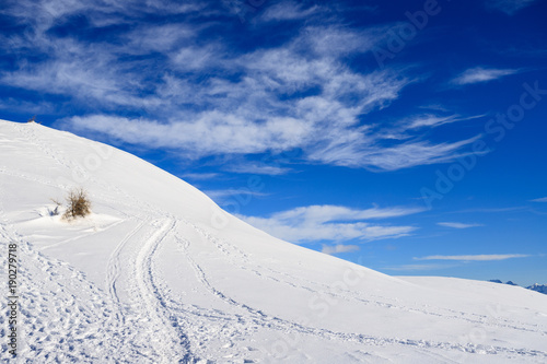 cielo e nuvole al pizzo Foisc in inverno, nelle alpi Lepontine (Svizzera)