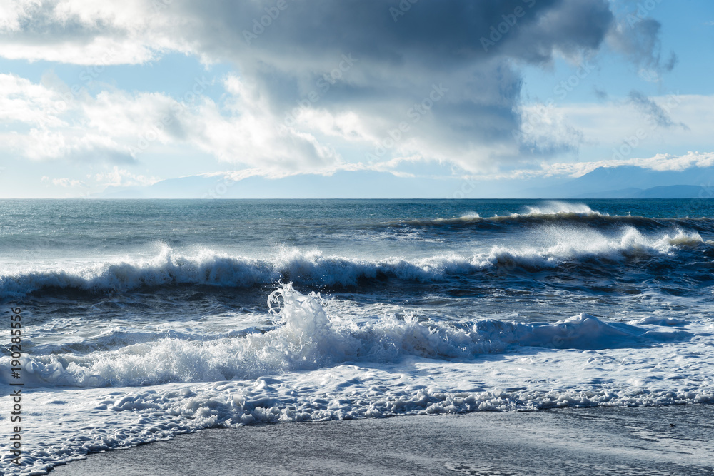 Obraz premium Sea storm against the backdrop of a gloomy sky