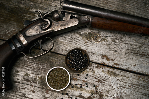 Shotgun rifle with gunpowder and many plumbeous fractions