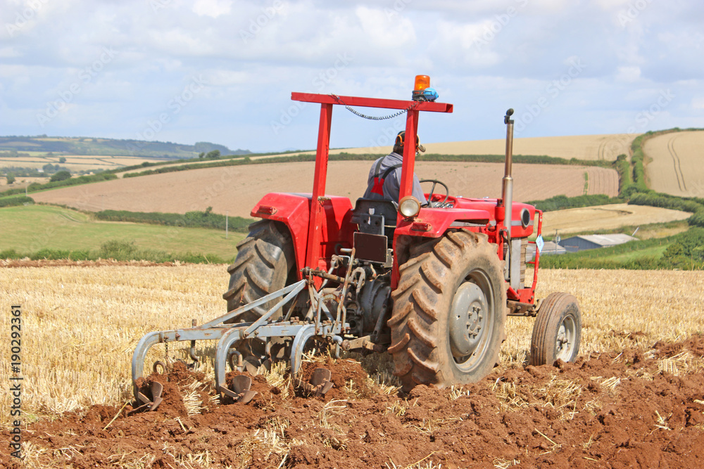 Obraz premium Vintage tractor ploughing