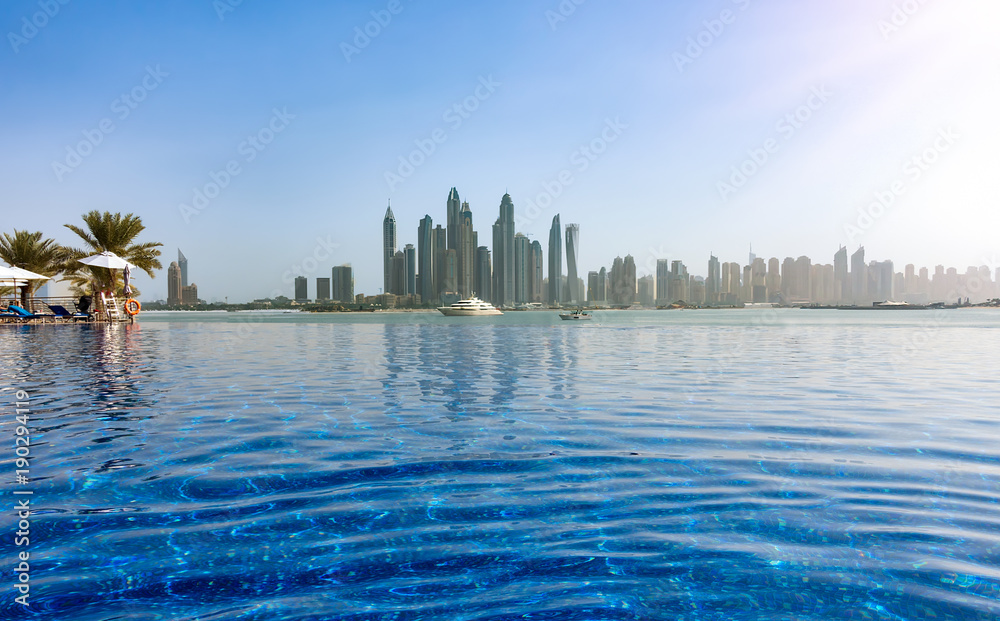 Naklejka premium Die Skyline der Dubai Marina mit einem Pool davor