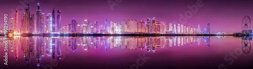 Die beleuchtete Skyline von Dubai Marina bei Nacht, Vereinigte Arabische Emirate