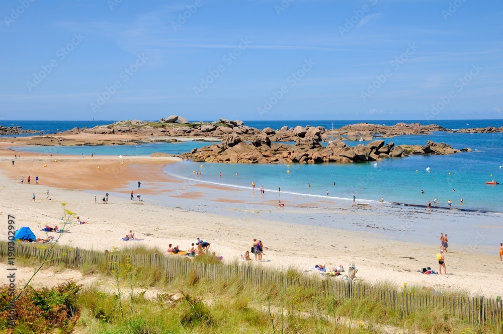 Magnifique paysage à Trégastel en Bretagne, belle vue sur la grande plage de la Grève-Blanche.France