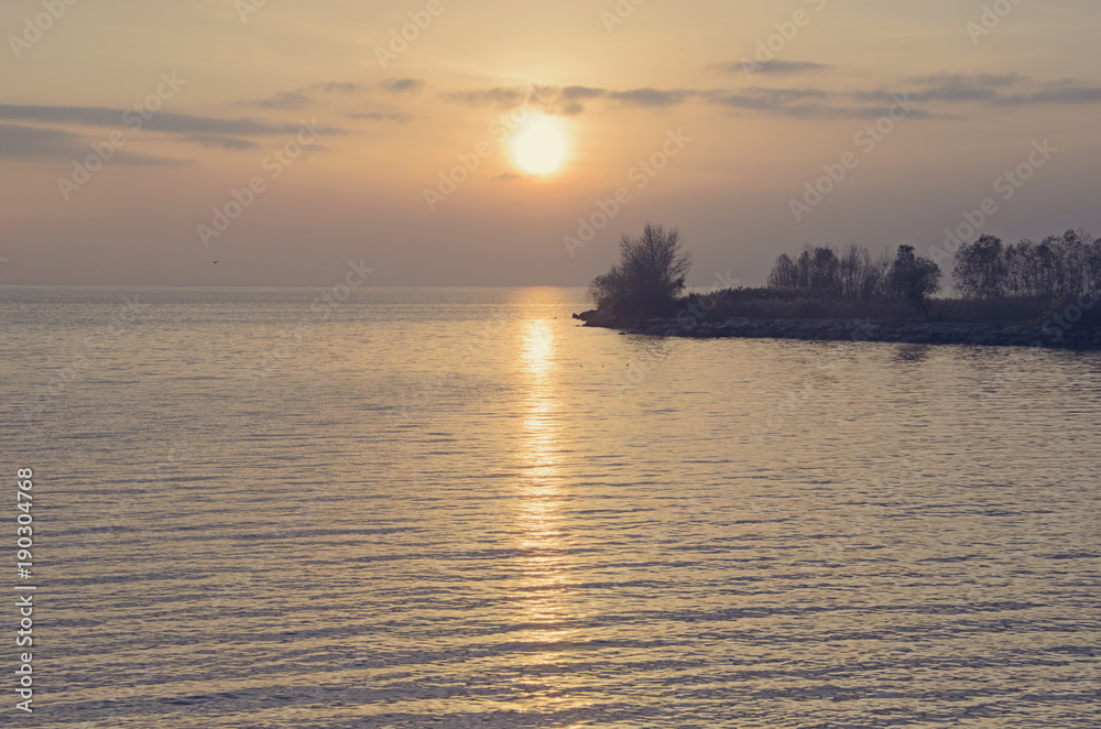 Naklejka premium sunset against the sea