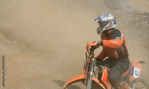 Fototapeta Naklejka Na Ścianę i Meble -  Motocrossfahrer in einer Staubwolke