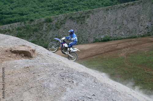 Motocrossfahrer am Steilhang