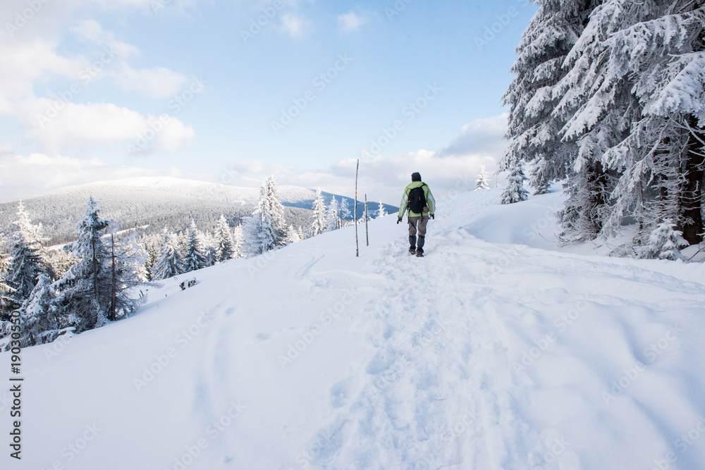 Trekking zimowy w Polskich górach.