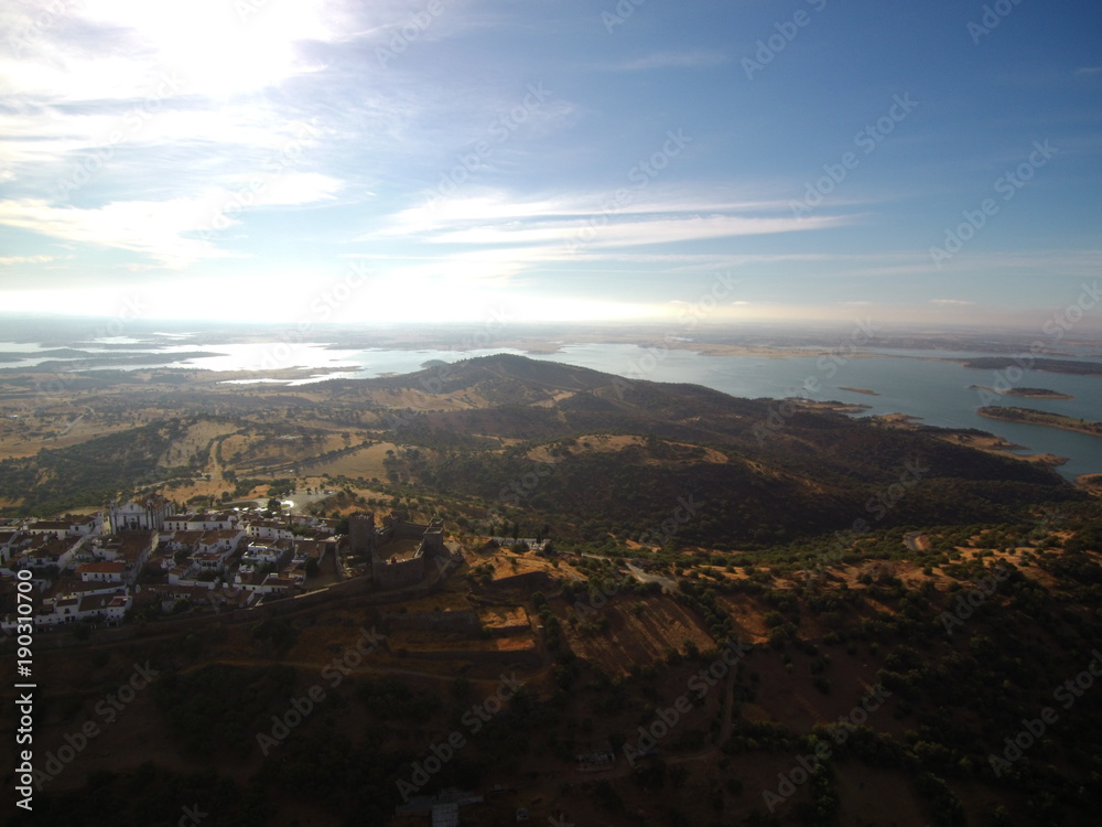 Monsaraz, pueblo historico de el Alentejo (Portugal) Fotografia aerea con Drone