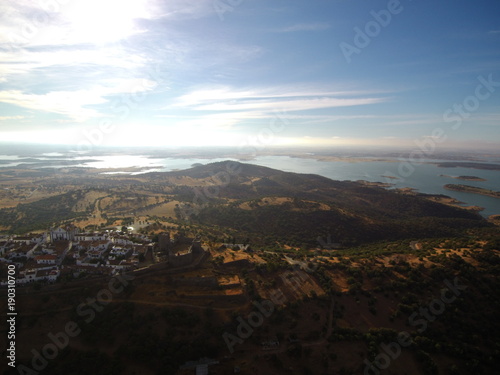 Monsaraz, pueblo historico de el Alentejo (Portugal) Fotografia aerea con Drone © VEOy.com