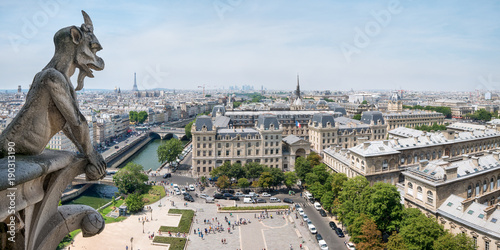 Blick von Notre-Dame auf die Skyline von Paris, Frankreich