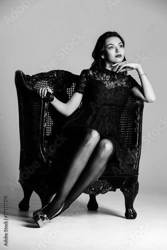 Model on the armchair in black and white. Photographie retouchee