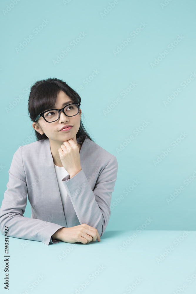 メガネをかけた女性 メガネをかけた女性