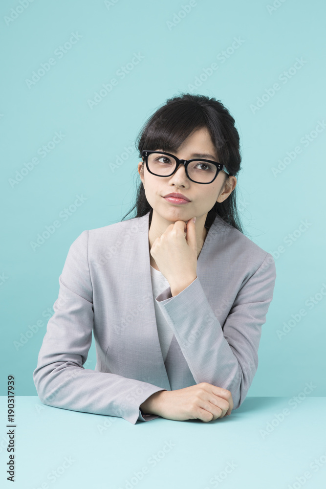 メガネをかけた女性 メガネをかけた女性