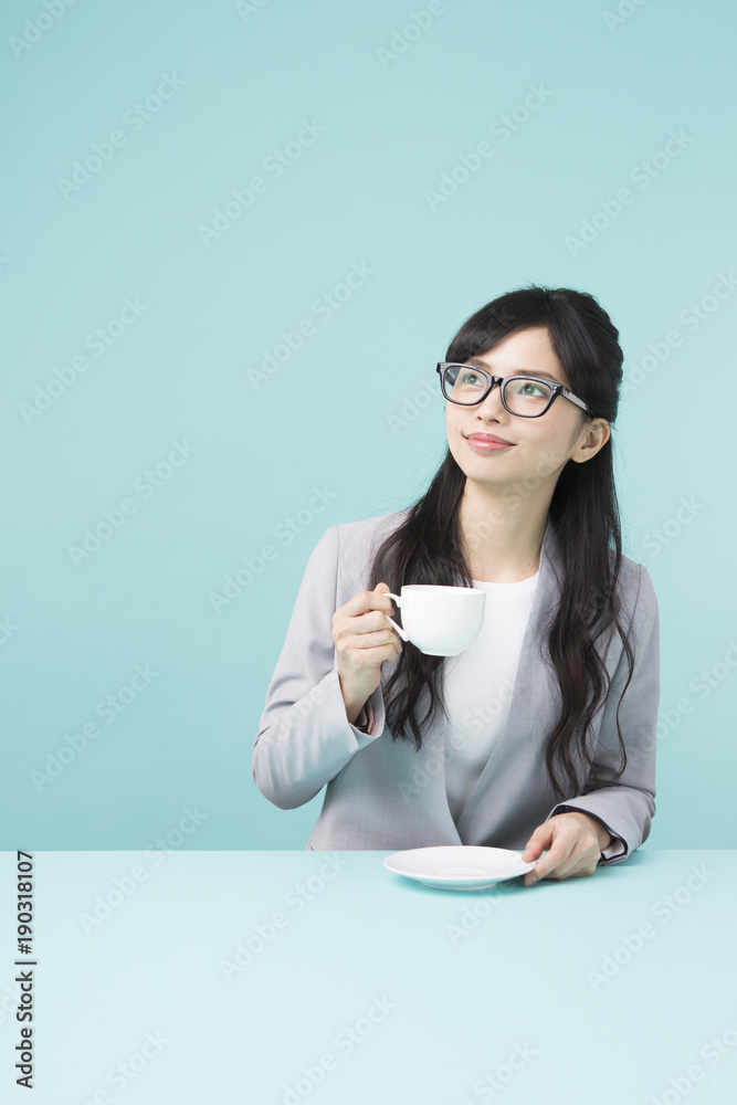 コーヒーカップを持った女性