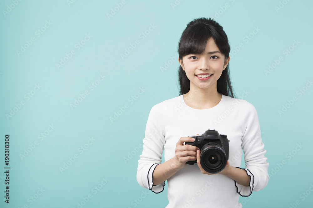カメラを持った女性