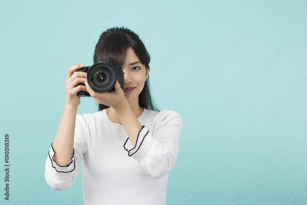 カメラを持った女性 カメラを持った女性